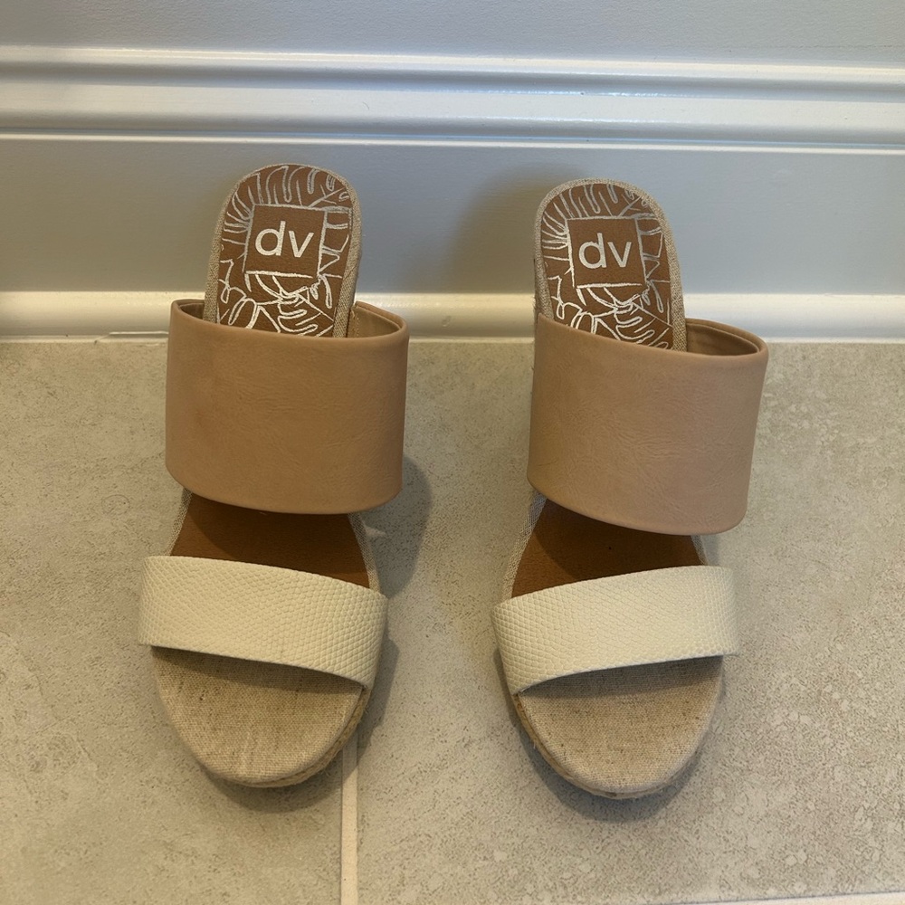 DV Tan and Cream Slide Sandals Women’s Size 7.5